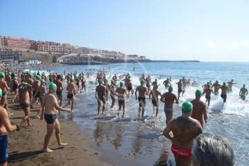  Cristo Cárdenes e Iria Otero, vencedores de la XVI Travesía a Nado de Salinetas (Foto TA)